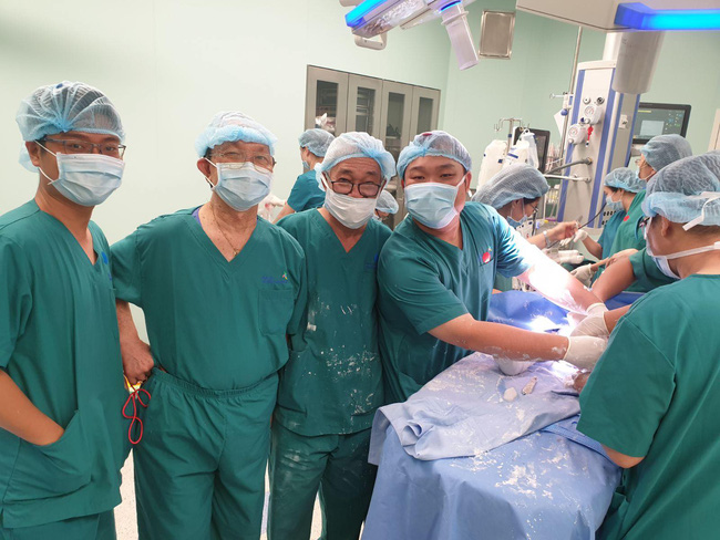 Bác sĩ ekip chỉnh hình trong ca tách song sinh Trúc Nhi - Diệu Nhi tiết lộ khoảnh khắc cuối cùng: Vừa bó bột xong là… muốn gục-8