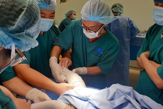 Bác sĩ ekip chỉnh hình trong ca tách song sinh Trúc Nhi - Diệu Nhi tiết lộ khoảnh khắc cuối cùng: Vừa bó bột xong là… muốn gục