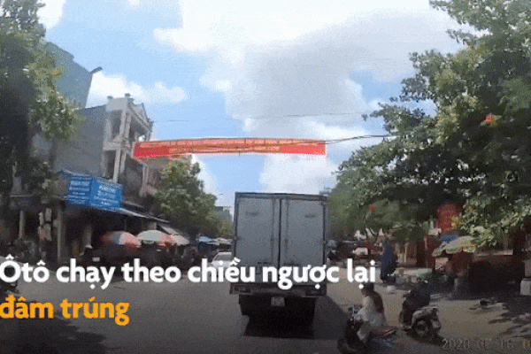 Gã trai đứng giữa đường chặn xe đánh người-1