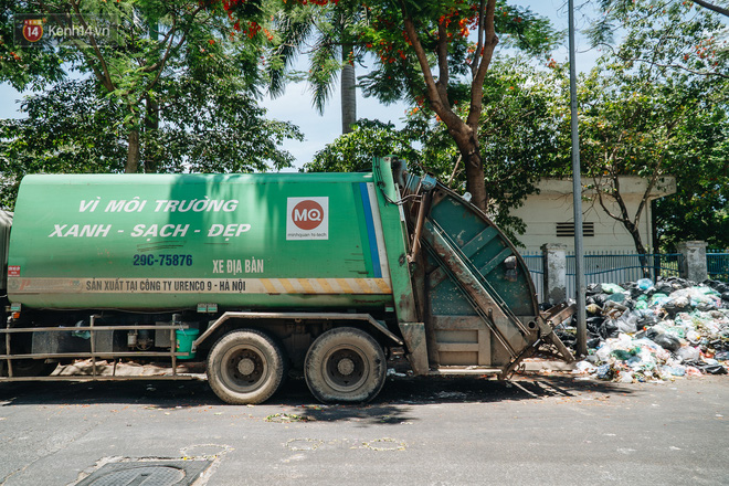 Công nhân môi trường những ngày rác ngập tràn Hà Nội: Nếu trời mưa, tôi không dám tưởng tượng sẽ như thế nào...-5