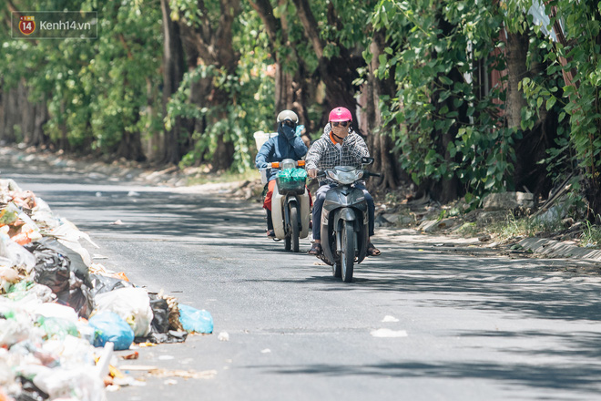 Công nhân môi trường những ngày rác ngập tràn Hà Nội: Nếu trời mưa, tôi không dám tưởng tượng sẽ như thế nào...-4