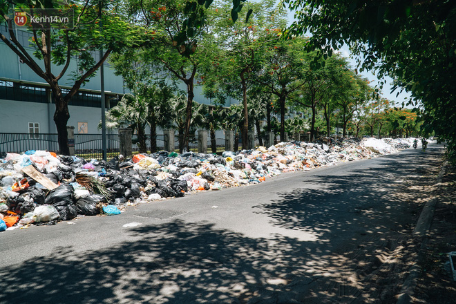 Công nhân môi trường những ngày rác ngập tràn Hà Nội: Nếu trời mưa, tôi không dám tưởng tượng sẽ như thế nào...-3