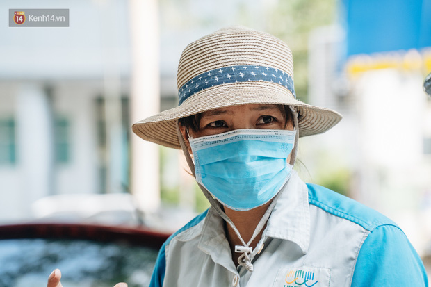 Công nhân môi trường những ngày rác ngập tràn Hà Nội: Nếu trời mưa, tôi không dám tưởng tượng sẽ như thế nào...-6