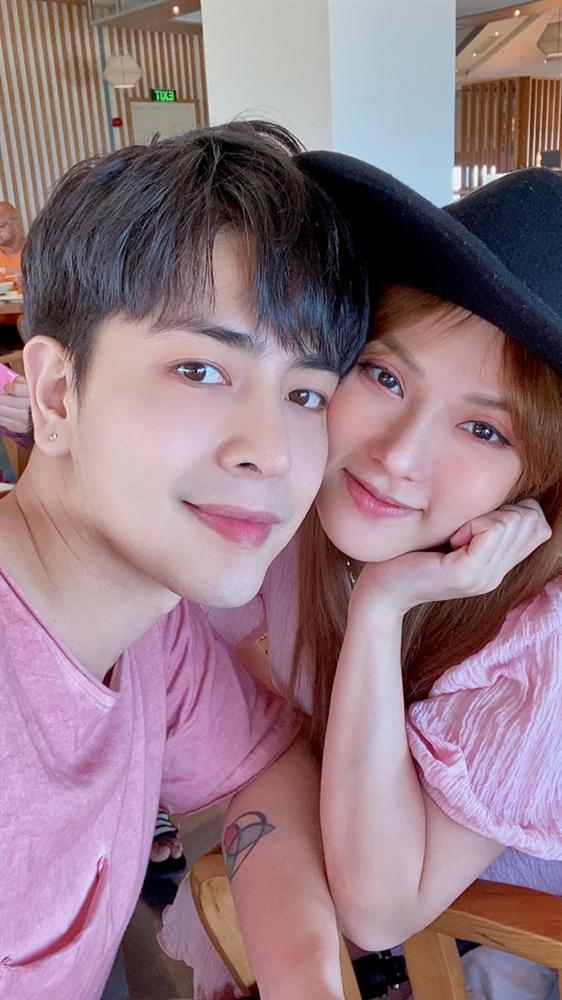 Kỉ niệm 1 năm ngày cưới, Thu Thủy khoe bụng bầu 7 tháng mà&nbsp;thon gọn đến bất ngờ-1