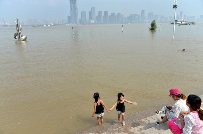 Lũ Trung Quốc: Mực nước 33 con sông chạm mốc kỉ lục, 141 người chết và mất tích-13