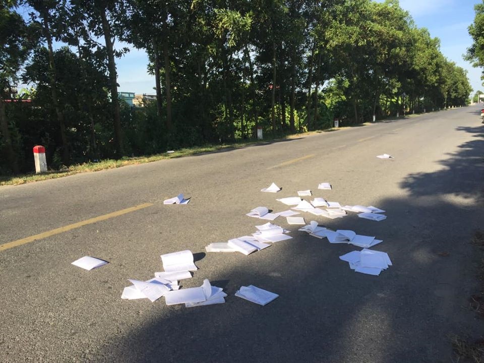 Học sinh thi xong xé nát sách vở, ném ngổn ngang ra đường cao tốc: Các em ơi, đừng đối xử tệ bạc với tri thức như vậy!-1