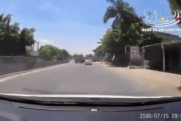 Clip: Đạp xe qua đường thiếu quan sát, cụ ông bị chiếc xe tải tông trúng nhưng may mắn thoát chết-2
