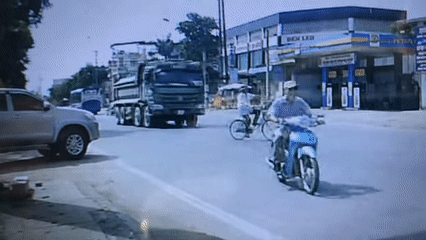 Clip: Đạp xe qua đường thiếu quan sát, cụ ông bị chiếc xe tải tông trúng nhưng may mắn thoát chết-1