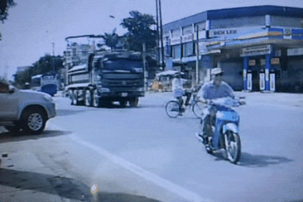 Clip: Đạp xe qua đường thiếu quan sát, cụ ông bị chiếc xe tải tông trúng nhưng may mắn thoát chết