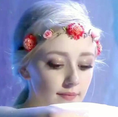 Thiên thần nhí Đan Mạch từng được ví như cô tiên truyện cổ tích sau 6 năm đã thành thiếu nữ, dung mạo khiến dân mạng chia 2 luồng ý kiến-1