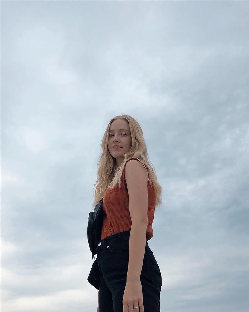 Thiên thần nhí Đan Mạch từng được ví như cô tiên truyện cổ tích sau 6 năm đã thành thiếu nữ, dung mạo khiến dân mạng chia 2 luồng ý kiến-9