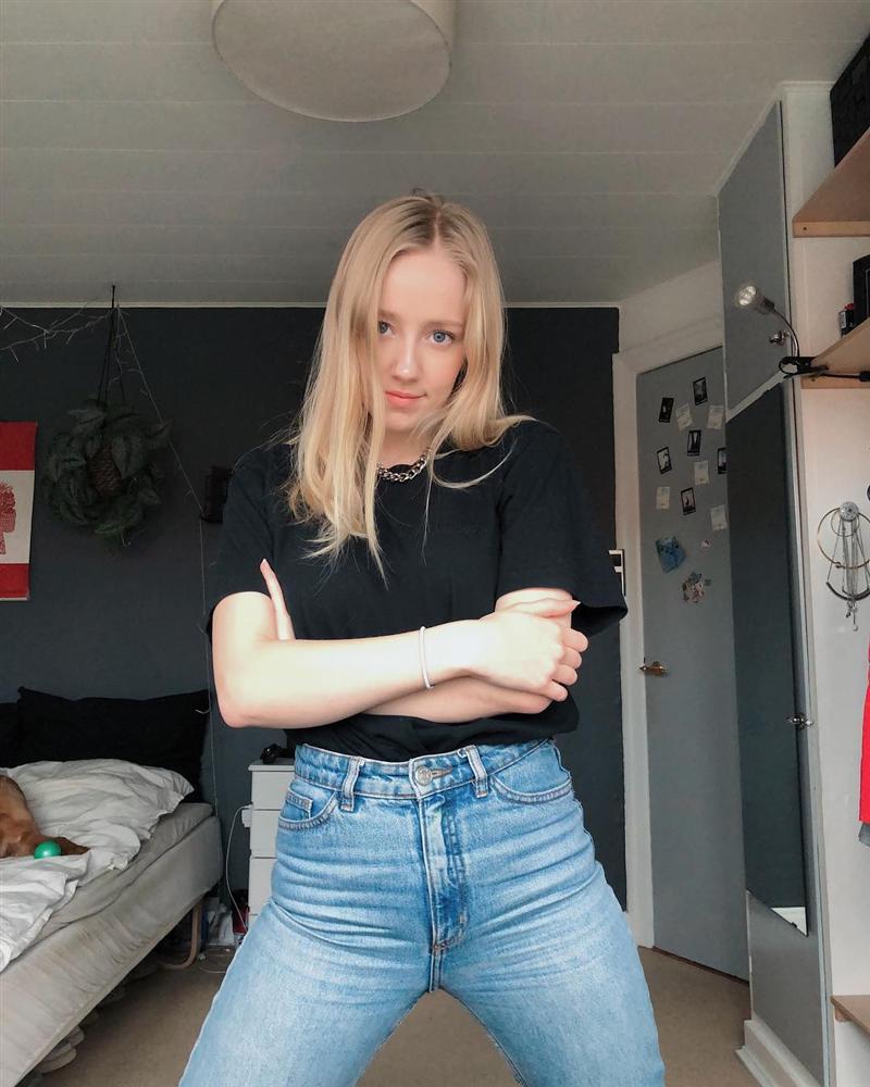 Thiên thần nhí Đan Mạch từng được ví như cô tiên truyện cổ tích sau 6 năm đã thành thiếu nữ, dung mạo khiến dân mạng chia 2 luồng ý kiến-13