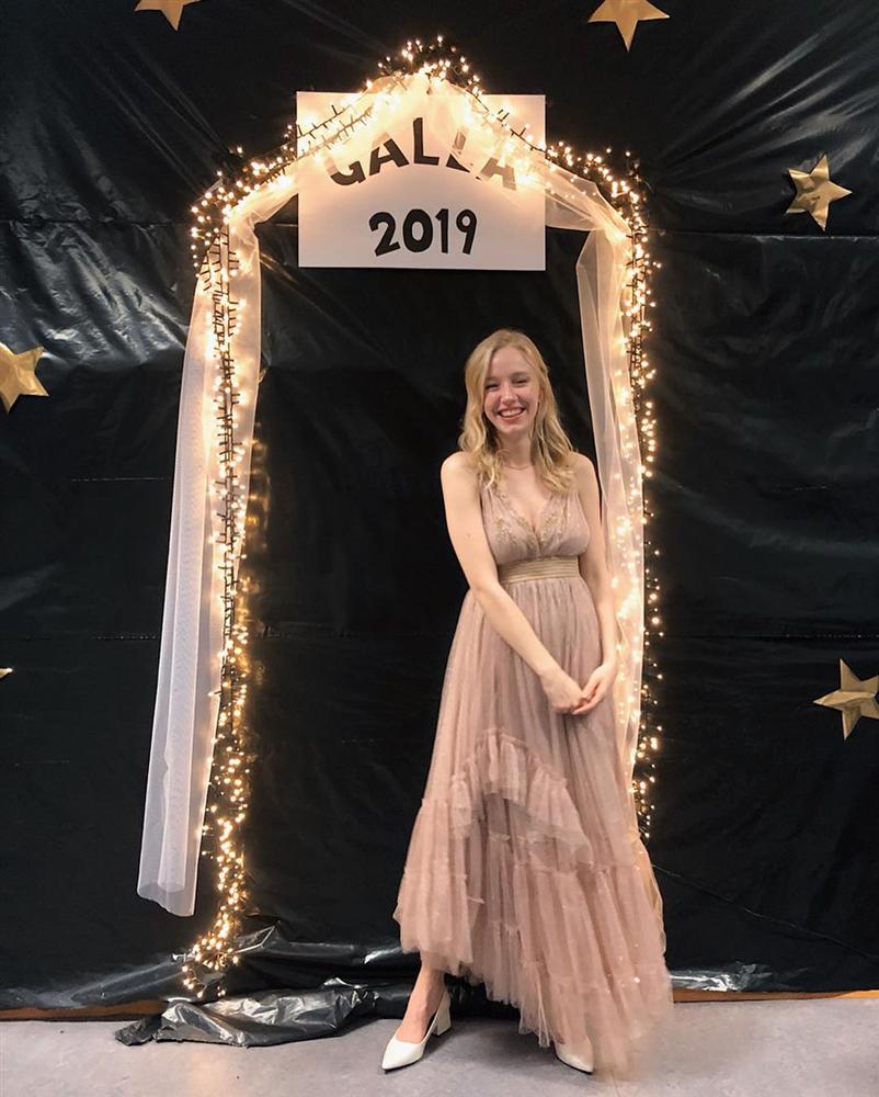 Thiên thần nhí Đan Mạch từng được ví như cô tiên truyện cổ tích sau 6 năm đã thành thiếu nữ, dung mạo khiến dân mạng chia 2 luồng ý kiến-14