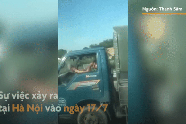 Tài xế dùng chân lái xe tải trên đường