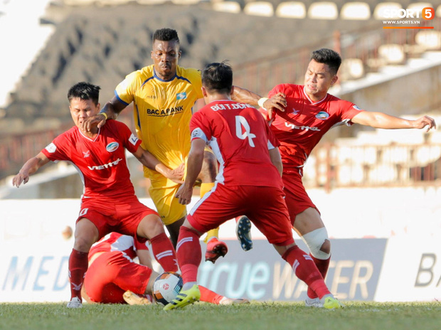 Sắp đến ngày lâm bồn, Nhật Linh vẫn đến sân cổ vũ Phan Văn Đức bất chấp nắng nóng hơn 38 độ C-1