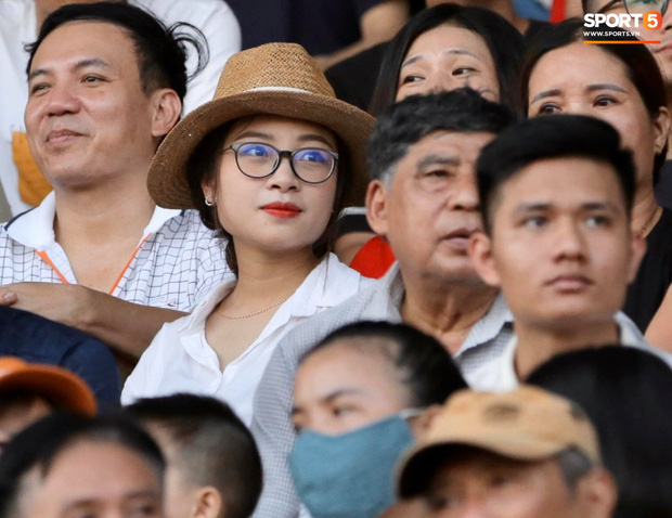 Sắp đến ngày lâm bồn, Nhật Linh vẫn đến sân cổ vũ Phan Văn Đức bất chấp nắng nóng hơn 38 độ C-2