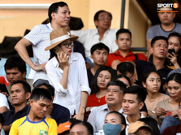 Sắp đến ngày lâm bồn, Nhật Linh vẫn đến sân cổ vũ Phan Văn Đức bất chấp nắng nóng hơn 38 độ C-3