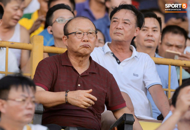 Sắp đến ngày lâm bồn, Nhật Linh vẫn đến sân cổ vũ Phan Văn Đức bất chấp nắng nóng hơn 38 độ C-9