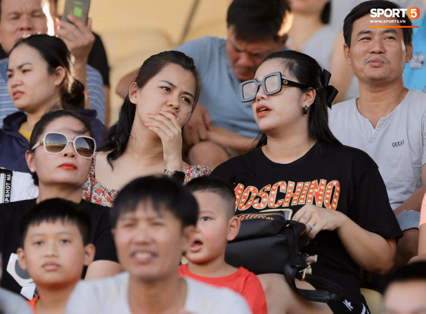 Sắp đến ngày lâm bồn, Nhật Linh vẫn đến sân cổ vũ Phan Văn Đức bất chấp nắng nóng hơn 38 độ C-4