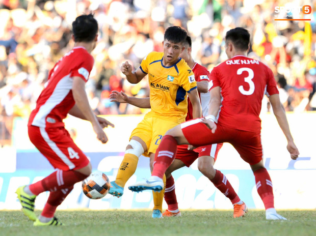 Sắp đến ngày lâm bồn, Nhật Linh vẫn đến sân cổ vũ Phan Văn Đức bất chấp nắng nóng hơn 38 độ C-5