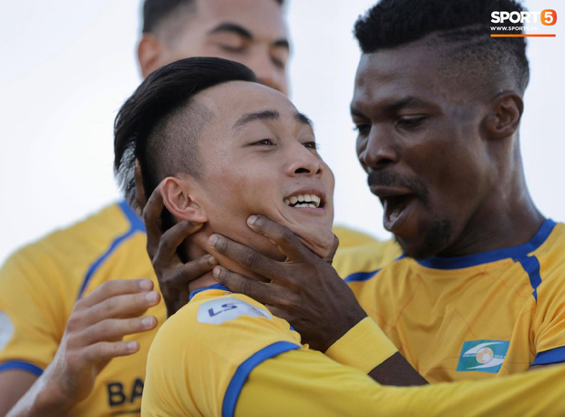 Sắp đến ngày lâm bồn, Nhật Linh vẫn đến sân cổ vũ Phan Văn Đức bất chấp nắng nóng hơn 38 độ C-6