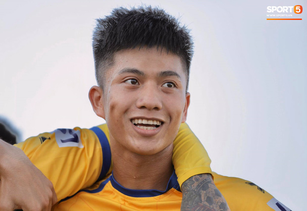 Sắp đến ngày lâm bồn, Nhật Linh vẫn đến sân cổ vũ Phan Văn Đức bất chấp nắng nóng hơn 38 độ C-7