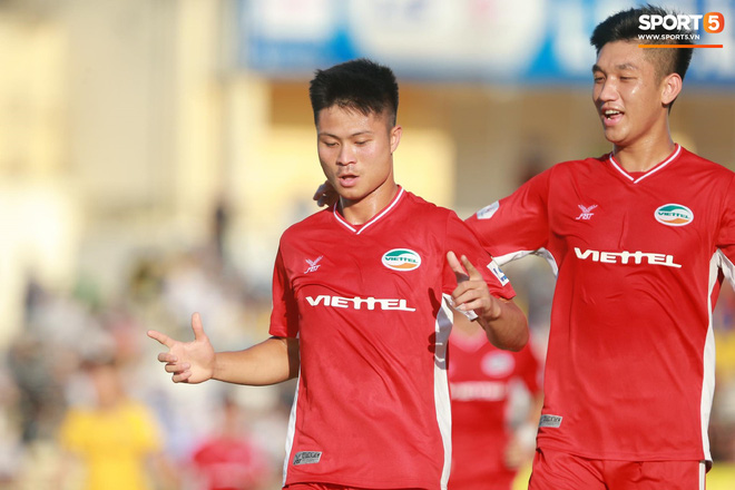 Sắp đến ngày lâm bồn, Nhật Linh vẫn đến sân cổ vũ Phan Văn Đức bất chấp nắng nóng hơn 38 độ C-8