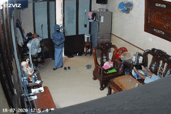 CLIP: Vào mua trà tắc thấy ông chú ngủ say, nữ 