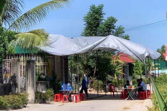 Kinh hãi phát hiện chồng nằm chết trên vũng máu lúc sáng sớm