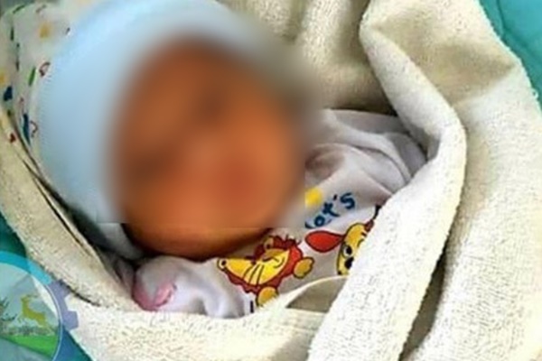 Xót xa bé gái sơ sinh bị bỏ rơi ven đường kèm quần áo và phiếu chích ngừa-1