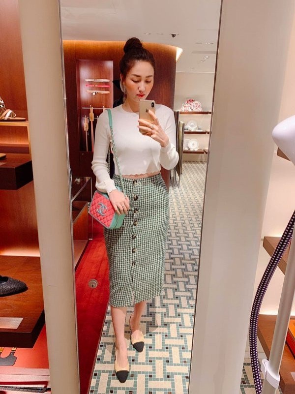 Chị em Á hậu lấy chồng đại gia: ăn mặc sang chảnh, lúc nào cũng xách túi hiệu đôi-10
