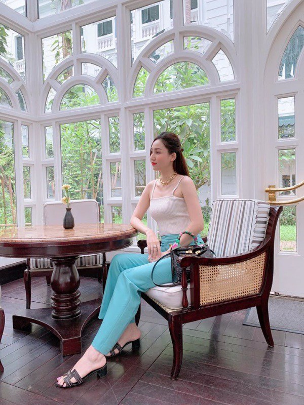 Chị em Á hậu lấy chồng đại gia: ăn mặc sang chảnh, lúc nào cũng xách túi hiệu đôi-12