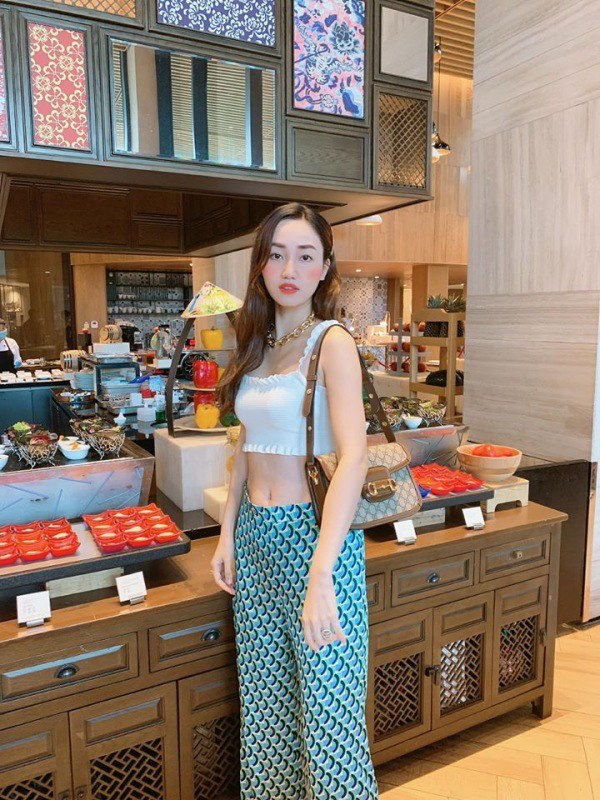 Chị em Á hậu lấy chồng đại gia: ăn mặc sang chảnh, lúc nào cũng xách túi hiệu đôi-14