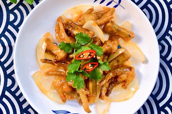 Tôi có món chân gà chiên nước mắm nhắm với bia chồng mê như điếu đổ, đuổi cũng không đi nhậu với bạn!