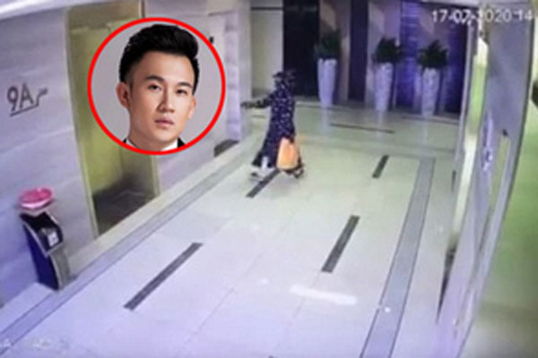 CLIP: 2 người phụ nữ lấm lét nhìn camera thang máy và pha cầm nhầm chai nước rửa tay khô-1