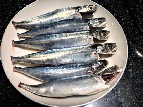 Tôi có món cá nục kho tỏi ớt đậm đà đưa cơm, đến trẻ con cũng thích-1