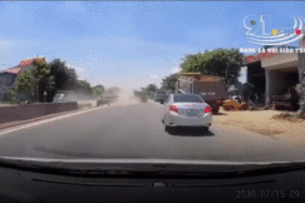 Tạt đầu xe ben, xe tải bị đâm gãy đôi, tài xế thoát chết thần kì