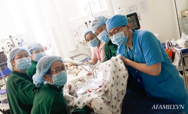 Xúc động cảnh bác sĩ chuyển nệm chống loét cho hai bé song sinh Trúc Nhi - Diệu Nhi, cố gắng không để nhiễm trùng-1