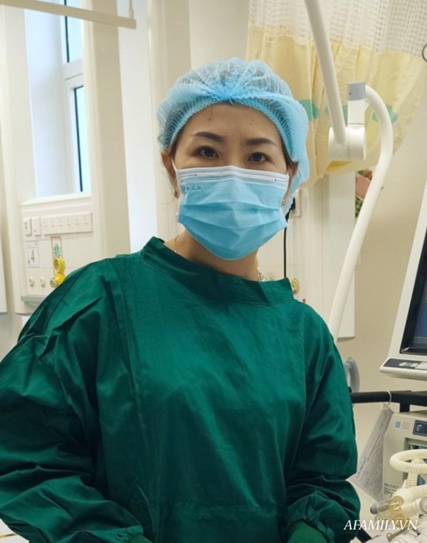 Xúc động cảnh bác sĩ chuyển nệm chống loét cho hai bé song sinh Trúc Nhi - Diệu Nhi, cố gắng không để nhiễm trùng-2