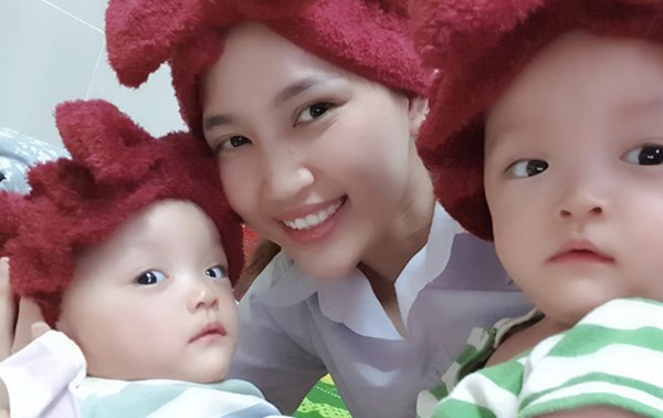 Xúc động cảnh bác sĩ chuyển nệm chống loét cho hai bé song sinh Trúc Nhi - Diệu Nhi, cố gắng không để nhiễm trùng-3