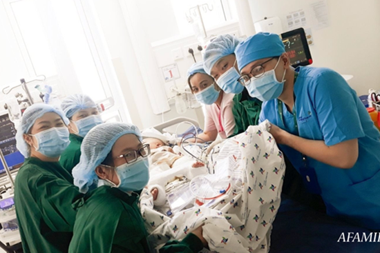 Xúc động cảnh bác sĩ chuyển nệm chống loét cho hai bé song sinh Trúc Nhi - Diệu Nhi, cố gắng không để nhiễm trùng