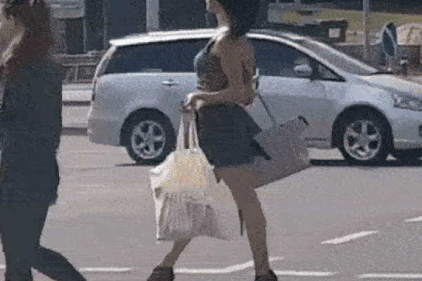 Chị gái băng qua đường theo style