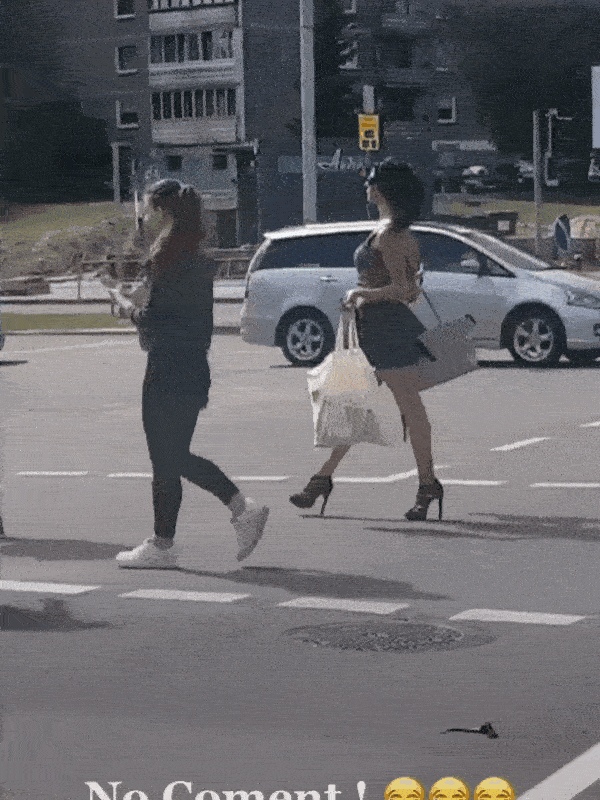 Chị gái băng qua đường theo style sang chảnh trong mọi hoàn cảnh, mặt song song với trời khiến dân tình nhìn sốt cả ruột-1