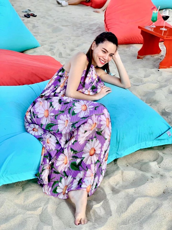 Hà Hồ có cả tá váy áo đi biển xinh xắn quá, chị em nhìn mà ai cũng muốn đu theo-2