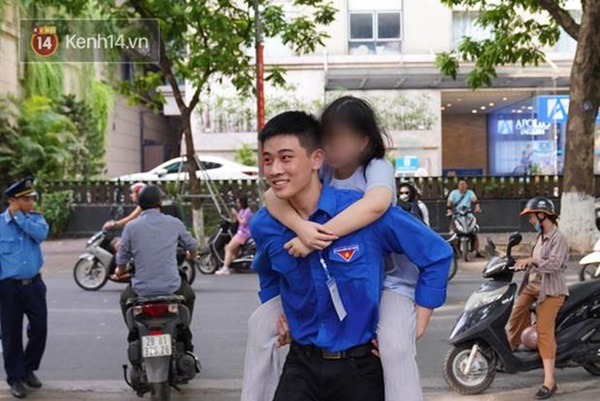 Ấm lòng khoảnh khắc của những Người lạ xuất hiện trong mùa thi lớp 10-2