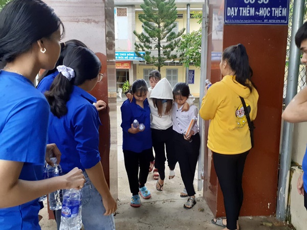 Ấm lòng khoảnh khắc của những Người lạ xuất hiện trong mùa thi lớp 10-4