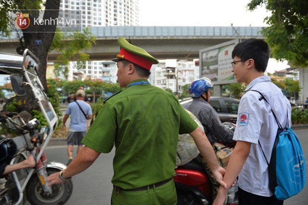 Ấm lòng khoảnh khắc của những Người lạ xuất hiện trong mùa thi lớp 10-6