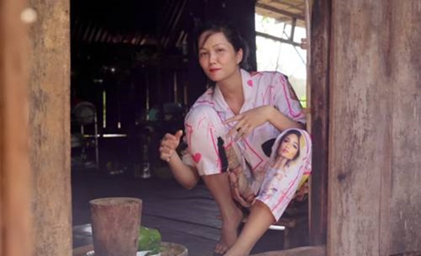 HHen Niê leo cây nhanh thoăn thoắt, hái đu đủ đem về giã ăn chơi-1