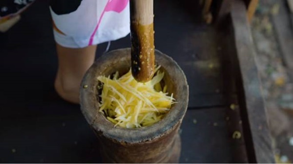 HHen Niê leo cây nhanh thoăn thoắt, hái đu đủ đem về giã ăn chơi-4