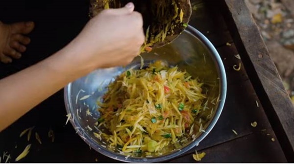 HHen Niê leo cây nhanh thoăn thoắt, hái đu đủ đem về giã ăn chơi-5